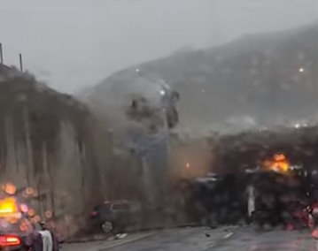 Bίντεο – σοκ: Φορτηγό πέφτει από αυτοκινητόδρομο πάνω σε τρακαρισμένα οχήματα