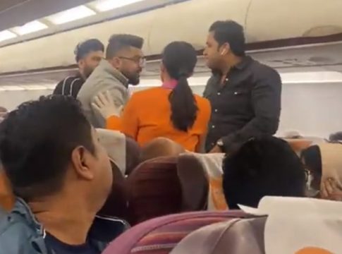 Πανικός σε πτήση: Αδιανόητο ξύλο επιβατών – Οι αεροσυνοδοί προσπαθούσαν να τους χωρίσουν