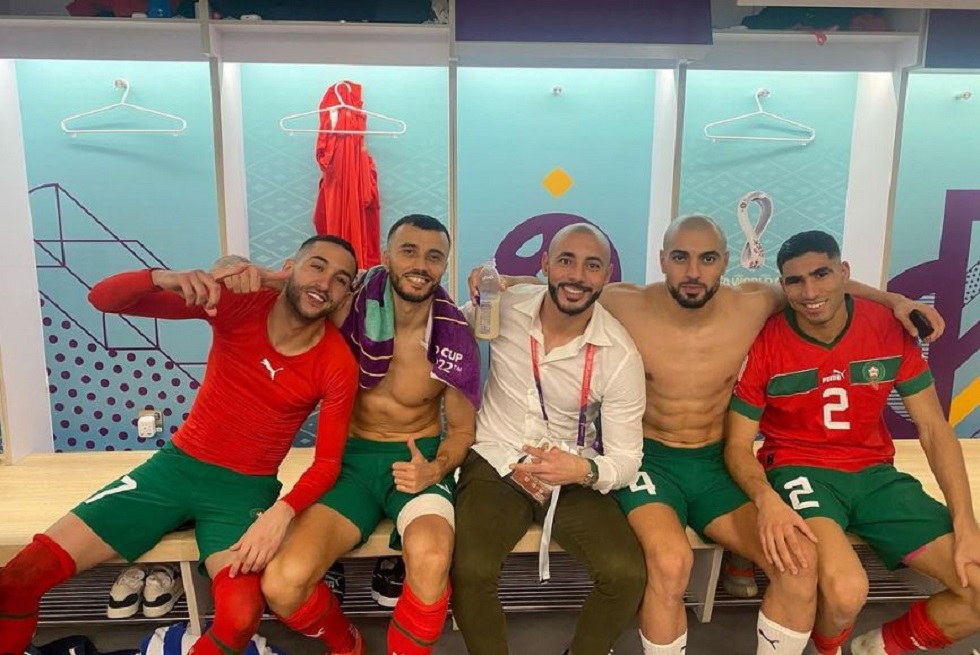 Ο Άμραμπατ πανηγύρισε στο γήπεδο και στα αποδυτήρια με την ομάδα του Μαρόκου (pic & vid)