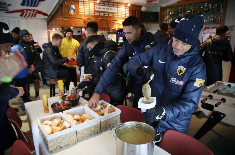 Έκπληξη με χοτ ντογκ και σούπα για την αποστολή της ΑΕΚ στην Ολλανδία (vid)