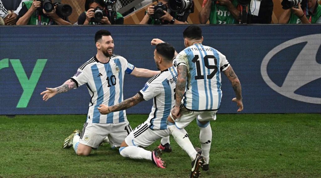 Επικό βίντεο: Οι ποδοσφαιριστές της Αργεντινής πηγαίνουν ένας ένας και αγκαλιάζουν τον Μέσι (vid)