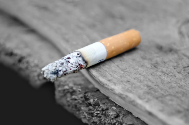 Κομμένο μαχαίρι: Η χώρα όπου η νέα γενιά δεν θα μπορέσει ποτέ να αγοράσει τσιγάρα