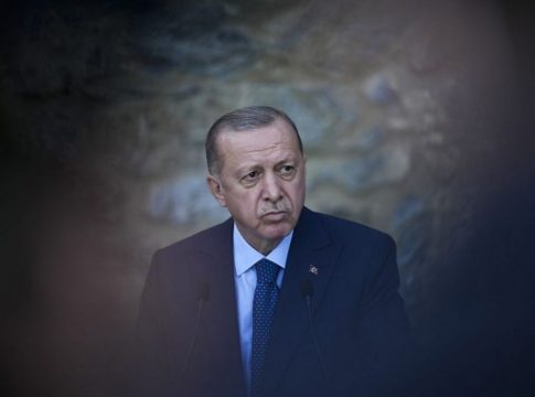 «Τράβα να πουλήσεις πάνες» – Άγριος καβγάς με τον Ερντογάν στην Τουρκία