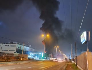 Φωτιά σε εργοστάσιο πολυεστερικών στον Ασπρόπυργο – «Κλείστε πόρτες και παράθυρα» – Μήνυμα του 112 στους κατοίκους