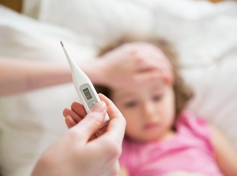 Χαμός στα παιδιατρικά νοσοκομεία από την έκρηξη κρουσμάτων γρίπης και κορωνοϊού – Νοσηλεύονται και βρέφη