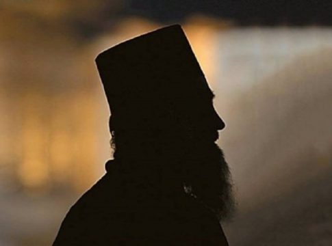 Ιερέας έπειθε μοναχές να κάνουν τρίο μαζί του – Οι καταγγελίες καλόγριας
