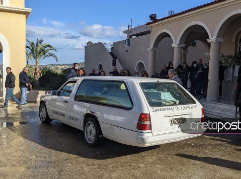 Θρήνος στην κηδεία της 21χρονης Έμμας – Πλήθος κόσμου στο τελευταίο αντίο