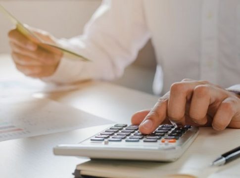 Ανήσυχοι οι καταναλωτές – Οι μισοί θα μειώσουν δαπάνες για να πληρώσουν τους λογαριασμούς