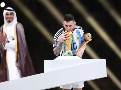 «Κλείδωσε» τα… φαντάσματα στη ντουλάπα