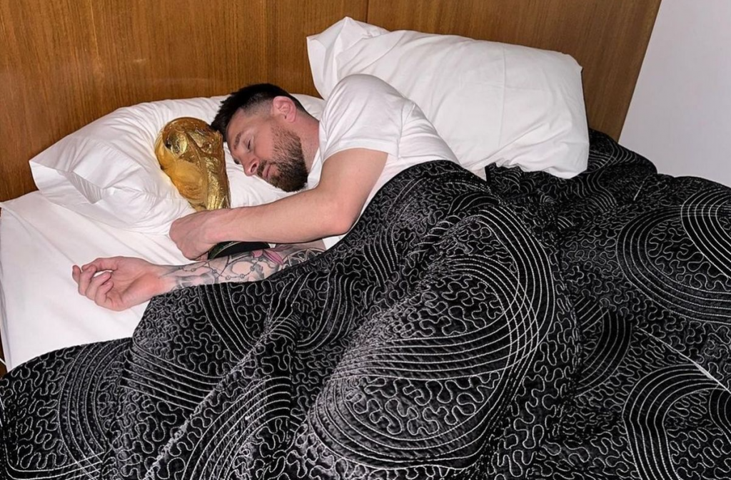 Η φωτογραφία του αιώνα: Ο Μέσι κοιμήθηκε αγκαλιά με το τρόπαιο του Μουντιάλ! (pics)