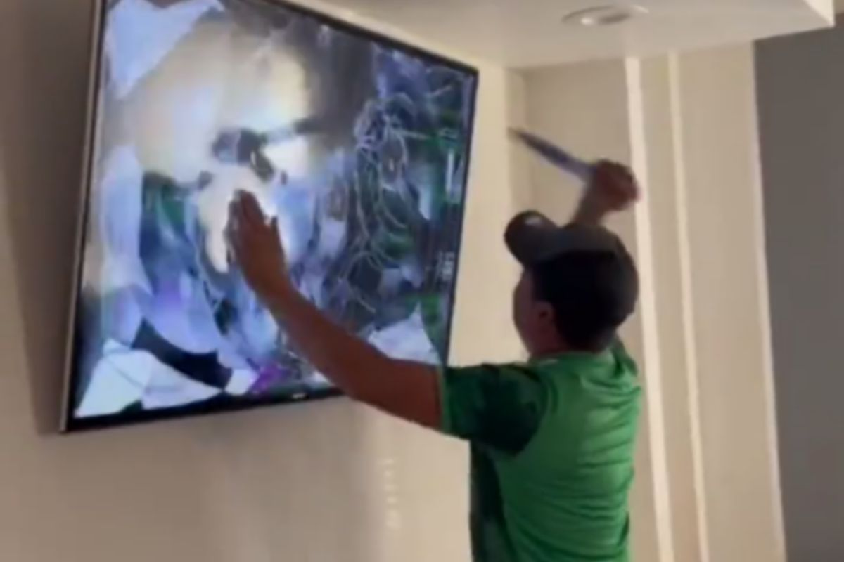 Αδιανόητο: Μεξικάνος οπαδός κατέστρεψε την τηλεόραση του με μαχαίρι μετά τον αποκλεισμό της χώρας από το Παγκόσμιο Κύπελλο (vid)
