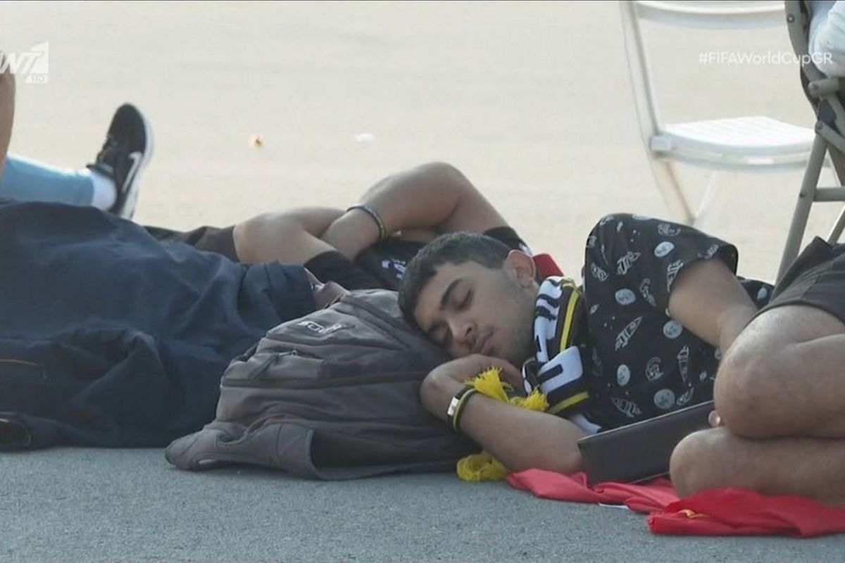 «Τρελαμένοι» Μαροκινοί κοιμήθηκαν έξω από τα εκδοτήρια για ένα εισιτήριο για τον ημιτελικό (vid)