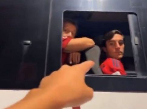 Επικό: Μαροκινός οπαδός τρόλαρε τους Ισπανούς δείχοντας τους τον δρόμο για… αεροδρόμιο (vid)