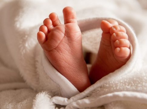 Ώρες αγωνίας: Νεογνό με κορωνοϊό μεταφέρεται εσπευσμένα στο ΠΑΓΝΗ
