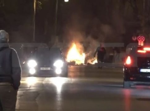 Μενίδι: Ένταση και επεισόδια μεταξύ νεαρών Ρομά και ΜΑΤ