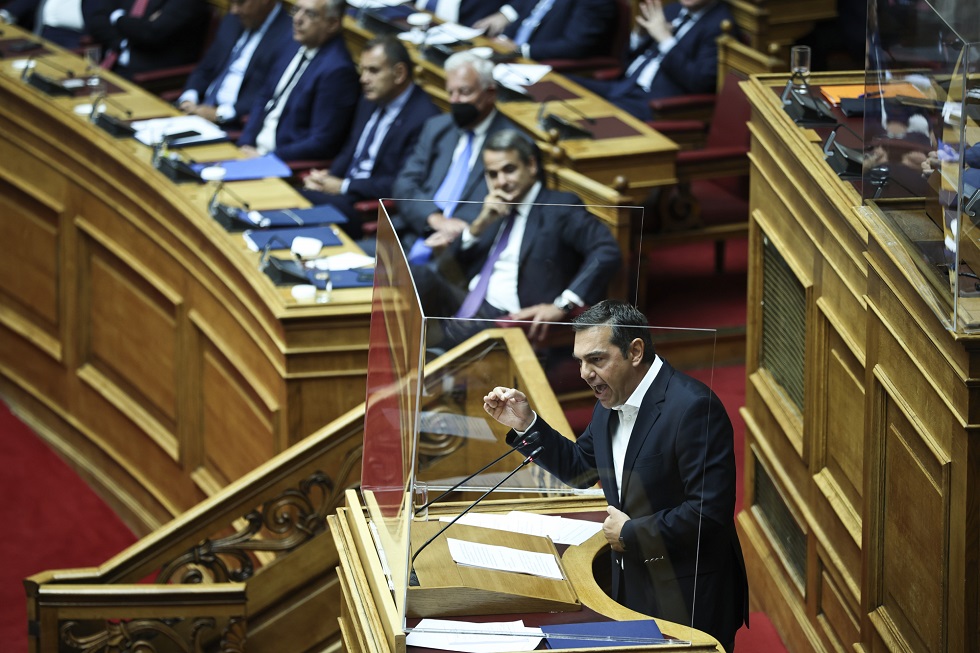Χαμός στη Βουλή: Κόντρα Μητσοτάκη – Τσίπρα για το ποιος θα κλείσει τη συζήτηση