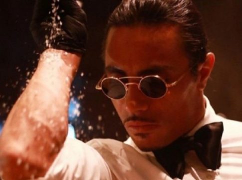 Salt Bae: Απίστευτο κράξιμο από πελάτη του – «Σέρβιρε και μιλούσε στο τηλέφωνο»