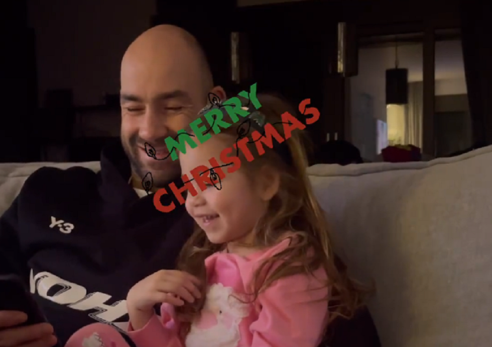 Ο… χαζομπαμπάς Σπανούλης τραγουδάει Χριστουγεννιάτικα με την κόρη του (vids)