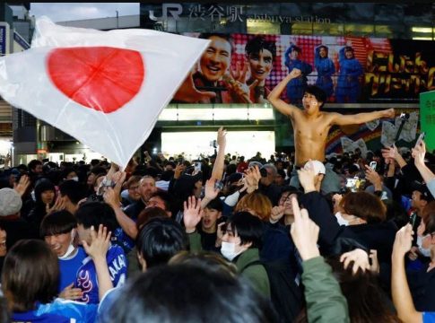 «Τρέλα» στο Τόκιο – Βγήκαν στους δρόμους για τη μεγάλη πρόκριση της Ιαπωνίας (vid)