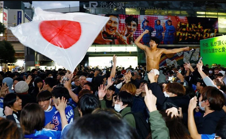 «Τρέλα» στο Τόκιο – Βγήκαν στους δρόμους για τη μεγάλη πρόκριση της Ιαπωνίας (vid)
