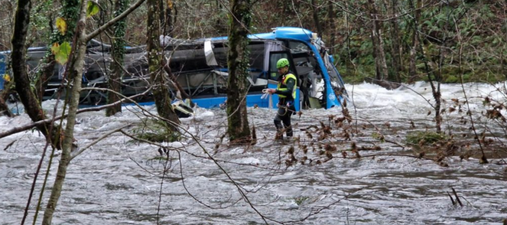 Ισπανία: Εξι νεκροί από πτώση λεωφορείου σε ποτάμι της Γαλικίας (vid)