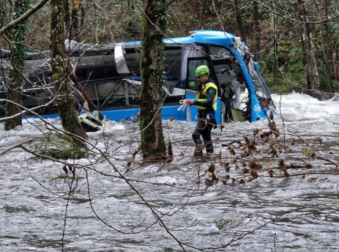 Ισπανία: Εξι νεκροί από πτώση λεωφορείου σε ποτάμι της Γαλικίας (vid)