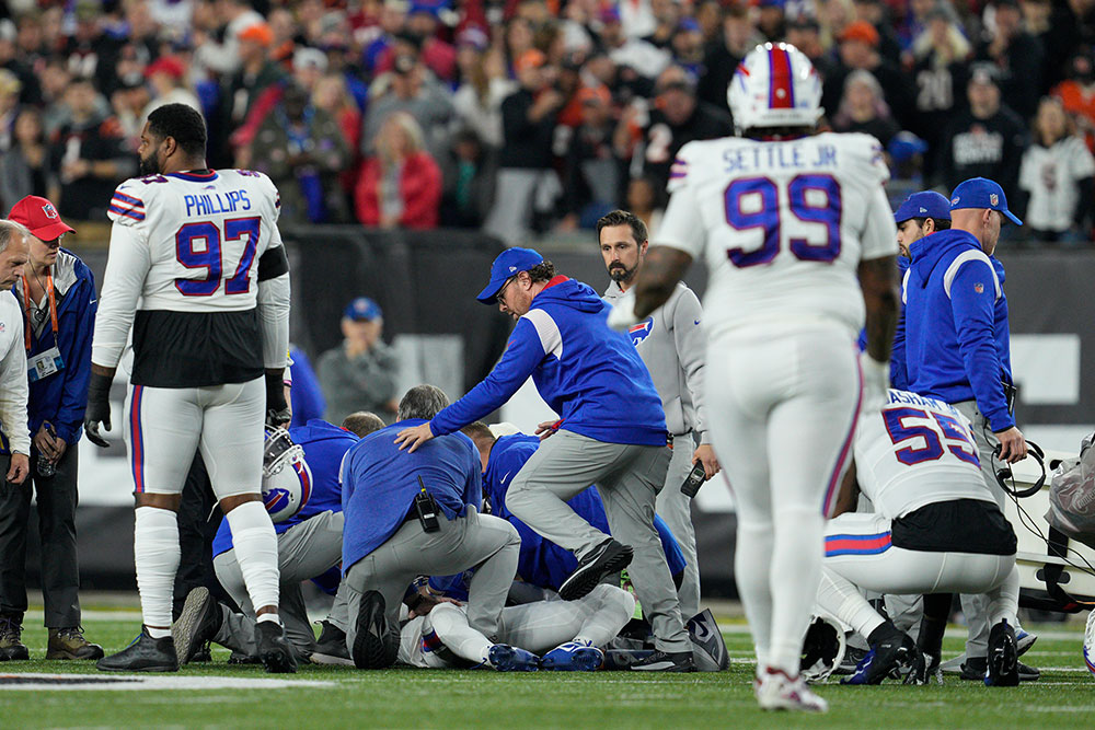 Σοκαριστικές σκηνές στο NFL: Παίκτης κατέρρευσε στο γήπεδο μετά από σύγκρουση με αντίπαλο – Του έκαναν CPR! (vids)