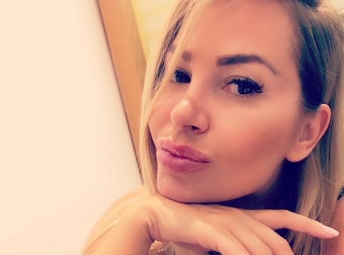 Θα πάθεις πλάκα με την Ρία Τσίγα: Η selfie φωτογραφία με ανύπαρκτο μίνι φόρεμα και το τρελό ντεκολτέ…