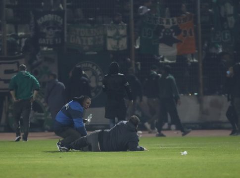 Χαμός στη Λιβαδειά: Ξέφυγε η κατάσταση – Ασθενοφόρο στον αγωνιστικό χώρο για οπαδό (pics)