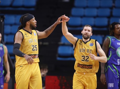 ΑΕΚ – Τόφας 73-70: Στρέλνιεκς, Μίτσελ και 1-0 η Ένωση