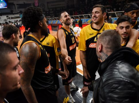 Απίστευτο συμβάν στην Πάτρα: Η αποστολή της ΑΕΚ κλειδώθηκε έξω από τα αποδυτήρια