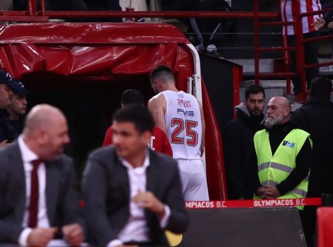 Συναγερμός στον Ολυμπιακό: Αποχώρησε κουτσαίνοντας ο Πίτερς!