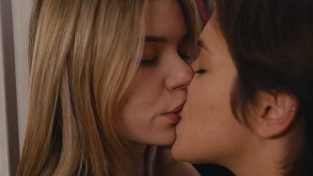 «Η Γη της Ελιάς»: Το φιλί δύο γυναικών που έσπασε ένα ακόμα ταμπού της ελληνικής τηλεόρασης