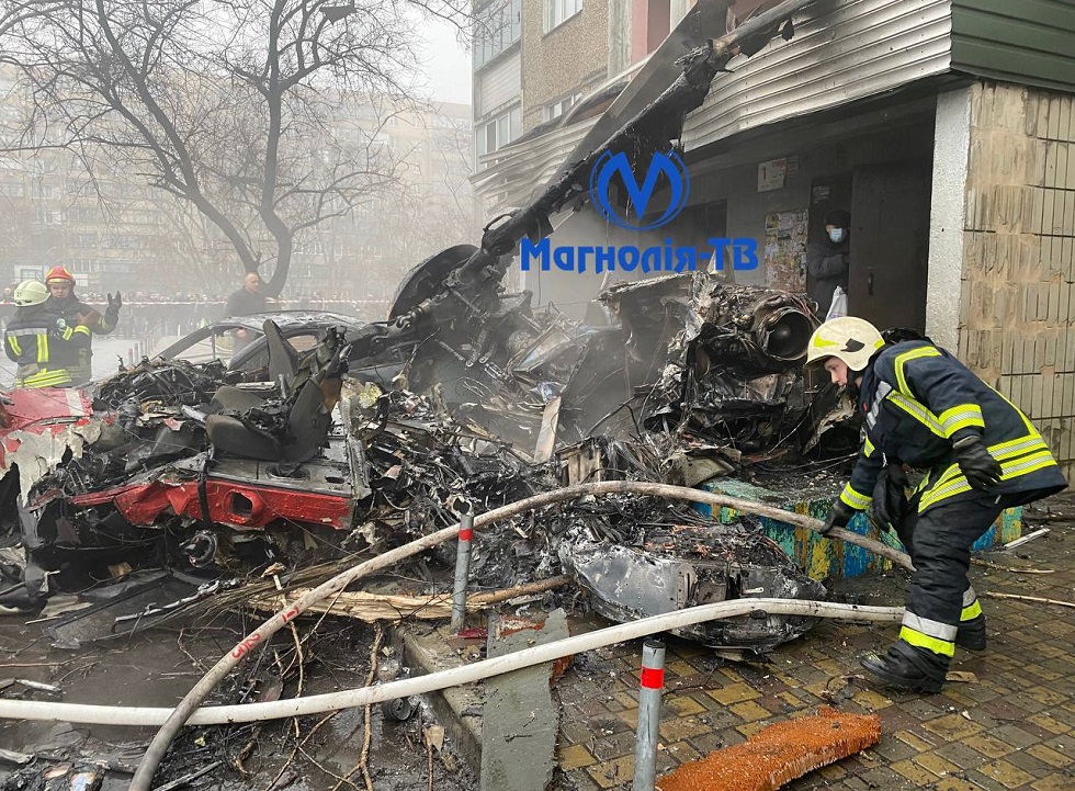 Ελικόπτερο έπεσε σε κτίριο κοντά σε παιδικό σταθμό στην Ουκρανία [Προσοχή σκληρές εικόνες]