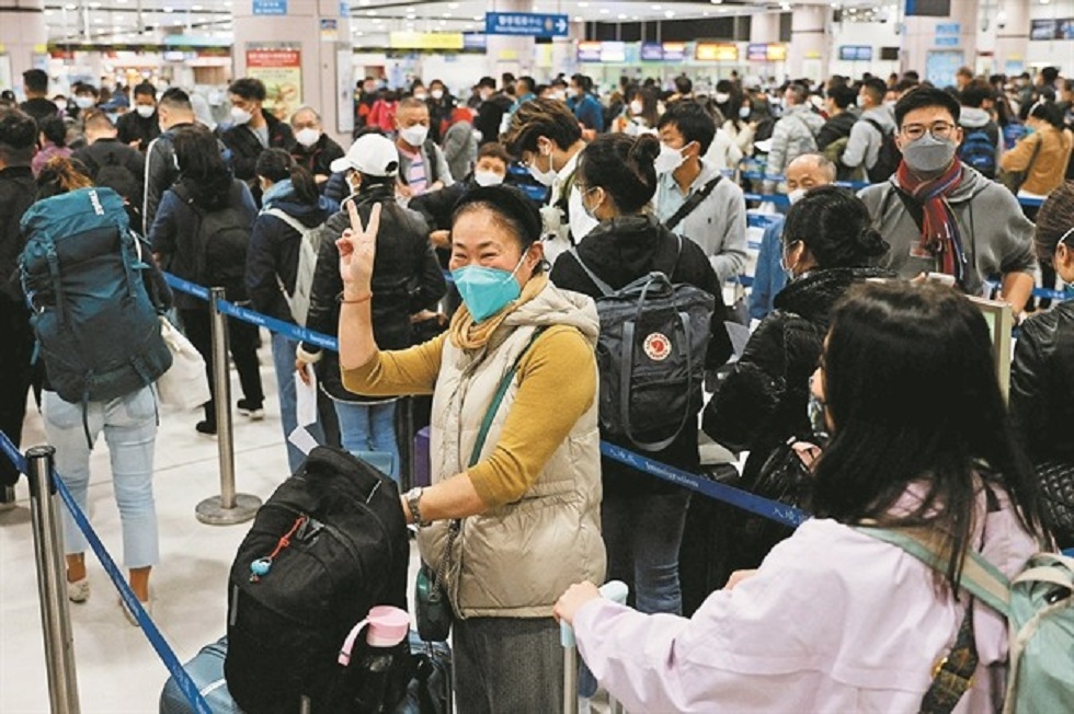 Κάνουν ουρές για διαβατήρια οι Κινέζοι