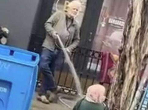 Αηδία και αποτροπιασμός: Ιδιοκτήτης καταστήματος καταβρέχει άστεγη για να τη διώξει (vid)