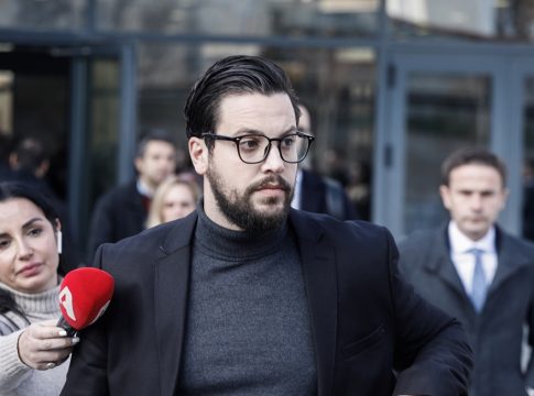 Αμίλητοι και οι τρεις: Η μητέρα, η αδερφή και ο εν διαστάσει σύζυγος της Ρούλας Πισπιρίγκου (pics)
