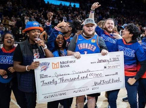 Απίστευτο! Οπαδός των Θάντερ έβαλε το σουτ της ζωής του και πήρε 20.000 δολάρια (vid)