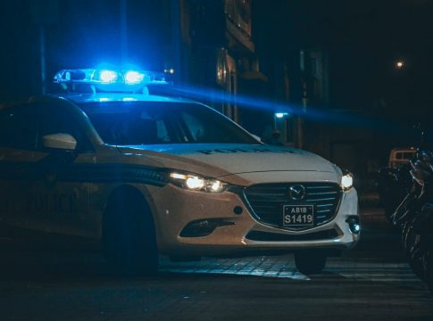 Επιτέθηκε με ψαλίδι στο σύζυγο και στο γιο της – Τους τραυμάτισε στη πλάτη και στην κοιλιά