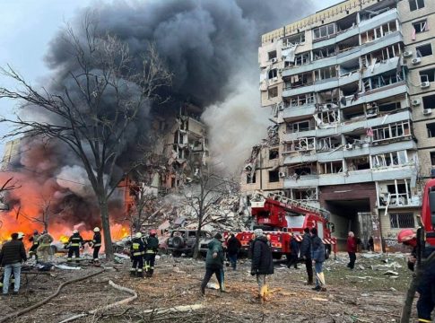 Ουκρανία: Οι Ρώσοι βομβάρδισαν πολυκατοικία στο Ντνίπρο