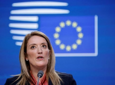 Όλα στη φόρα από τη Μέτσολα: Αποκάλυψε τα δώρα που έλαβε – Σαμπάνιες, σοκολάτες και χρυσά κεντήματα