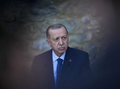 Τουρκία: Σε δύσκολη θέση ο Ερντογάν ενόψει των εκλογών – Νέο δημοσκοπικό «χαστούκι»