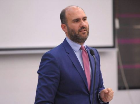 Μαρκόπουλος: Χρήζει βασιλιά τον Αντετοκούνμπο για να αποδώσει τιμές στον Κωνσταντίνο!