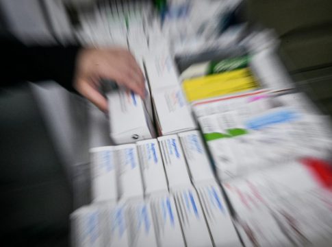 ΕΟΔΥ: Θερίζει η γρίπη σε όλες τις ηλικίες- Αύξηση θανάτων και εισαγωγών στα νοσοκομεία λόγω κορωνοϊού