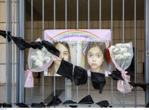 Δίκη για το Μάτι: «Οι δίδυμες κάηκαν αγκαλιασμένες με τους παπούδες τους» – Η συγκλονιστική κατάθεση της μητέρας