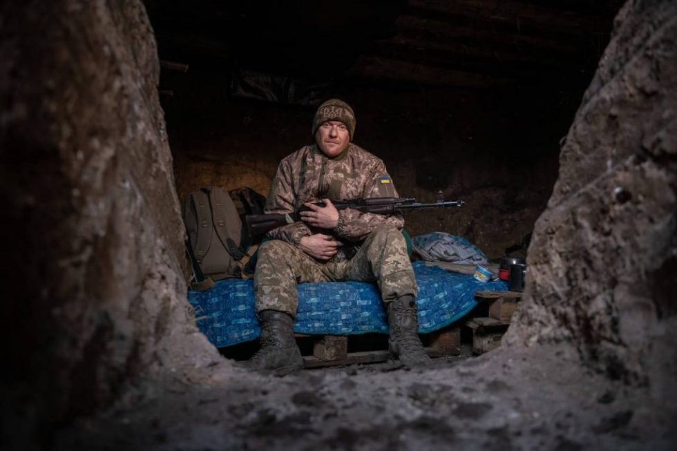 Ουκρανία: Ουκρανοί και Ρώσοι γιορτάζουν τα Χριστούγεννα με τις βόμβες να πέφτουν παρά τη μονομερή κατάπαυση του πυρός