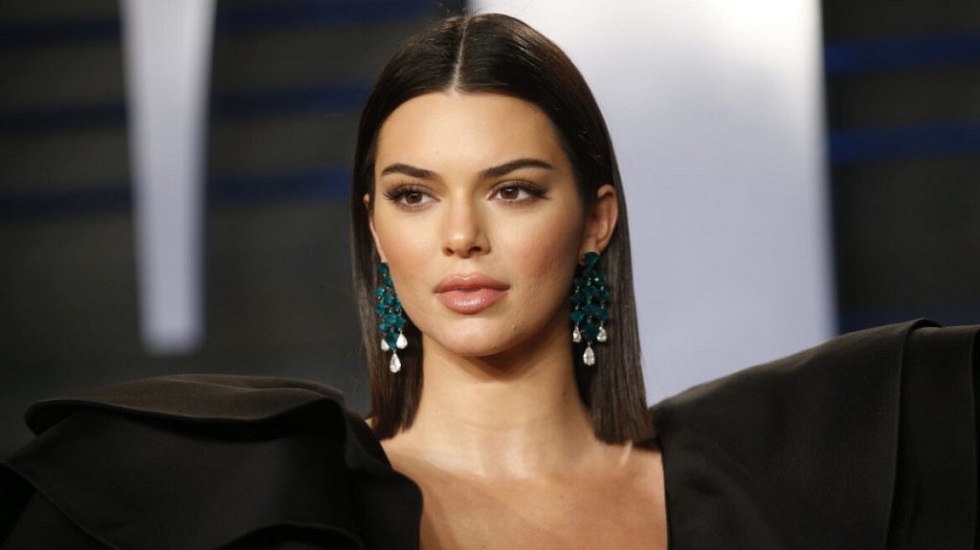 Kendall Jenner: Η «καυτή» εμφάνιση της σε πάρτι – Το σιθρού φόρεμα που αφήνει ελάχιστα στη φαντασία (vid)