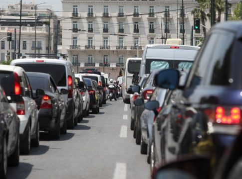 Κίνηση: Πόσες μέρες από τη ζωή τους χάνουν οι οδηγοί στην Αθήνα «μποτιλιαρισμένοι»