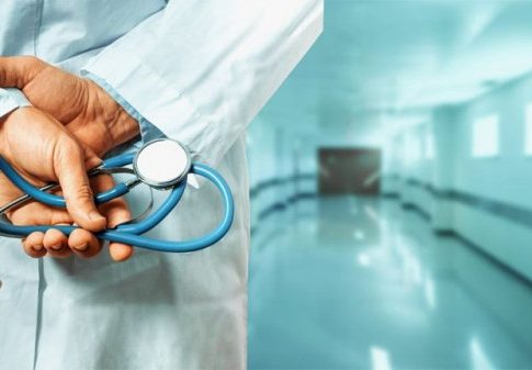 Ψευτογιατρός: Διάσημα θύματα στην Ελλάδα και το εξωτερικό αναζητούν οι διωκτικές αρχές