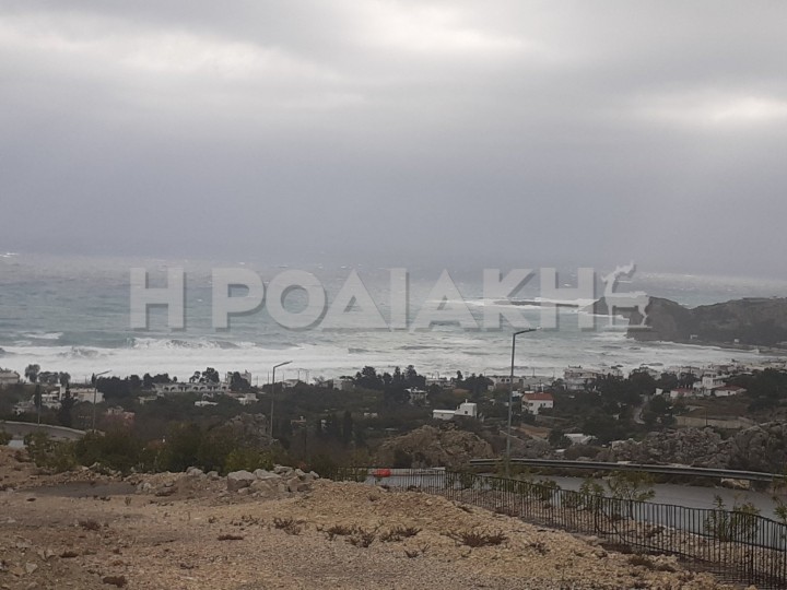 Ρόδος: Θυελλώδεις άνεμοι έως 10 μποφόρ σφυροκοπούν το νησί (vids, pics)